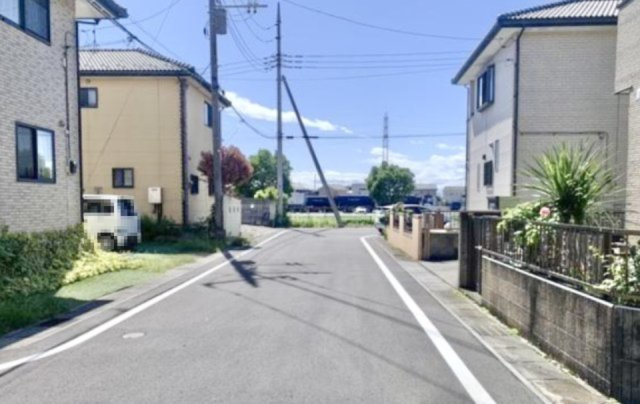 ■外観｜画像左手前がこちらの物件です。前面道路が広く見渡しが良いので、車の安全確認もばっちり！