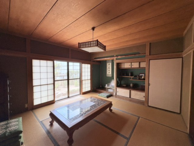 趣のある床の間を備えた、落ち着きと風情を感じられる和室です。畳の温もりや障子から差し込む柔らかな光が心地よい空間を演出。客間やくつろぎの場など、多目的に利用できるゆとりある一室です。
