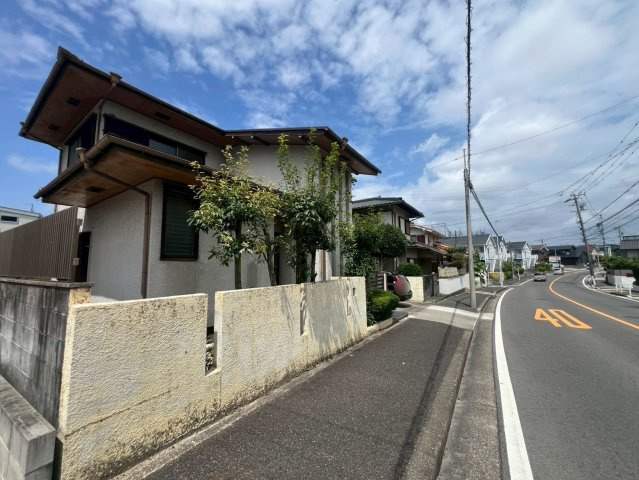 前面道路含む外観写真