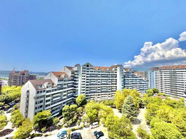 バルコニーからの眺望です。　お天気の良い日は海と山両方をご堪能することが可能です。
