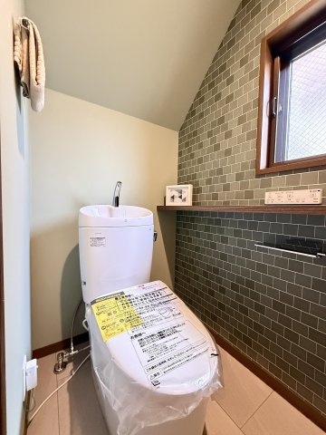 【トイレ】　換気と明るさに配慮した、清潔感溢れるトイレ。