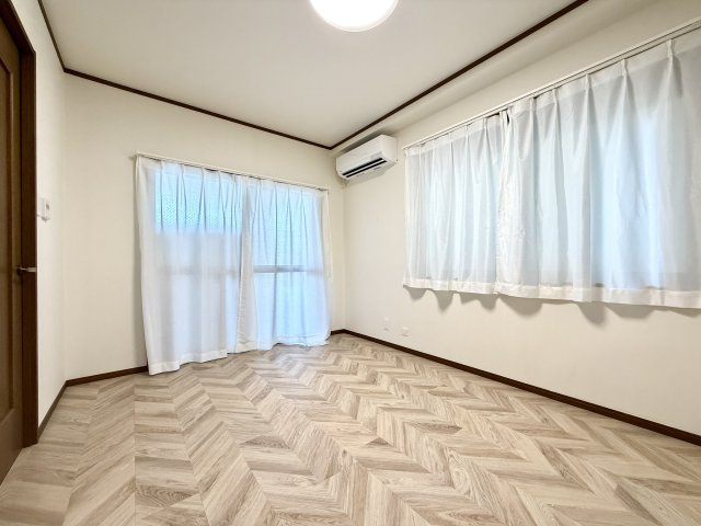【応接室　約5.8帖】　お部屋の形が整っているので、難しく考えずに家具の配置が可能です。