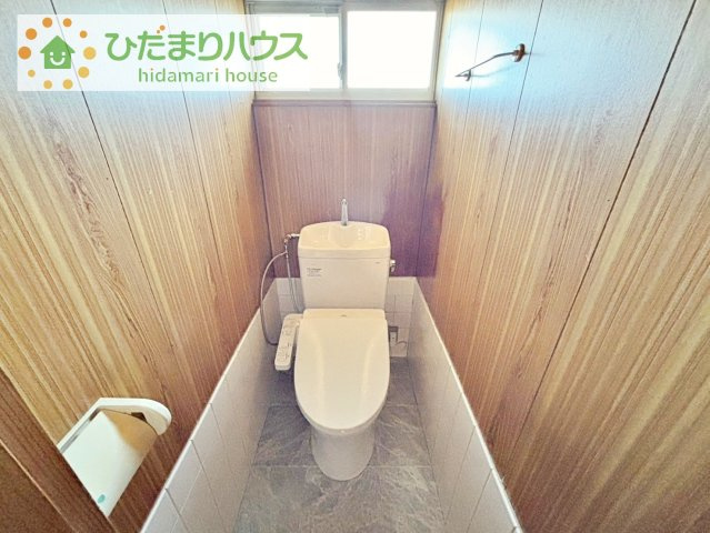 小窓が付いているので、トイレも明るい空間になっております♪