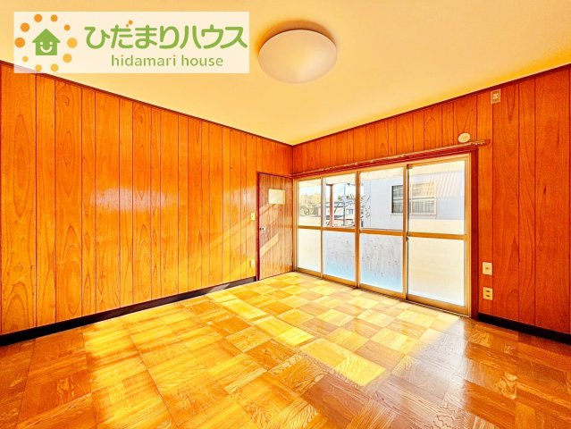 バルコニーに面していて、たっぷり光りの入る明るい主寝室です！