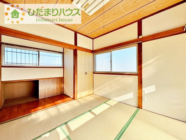 机とベットを置けば子供部屋の完成です！
