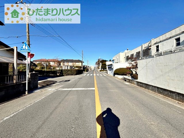 前面道路は車通り少ないので安心です☆彡