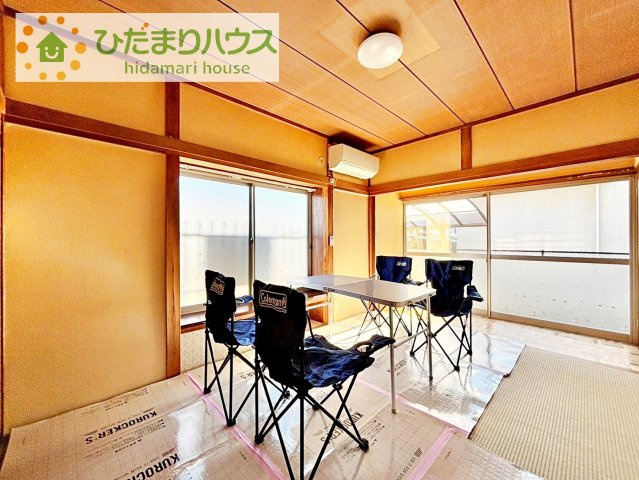 リビングの大きな窓からは、暖かな日の光が降り注ぎます・・・