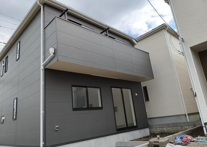 バルコニーは、室外の専用スペースのうち、「屋根がなく開放された空間」であるものを指します。ベランダより広いタイプのものが多く、日当たりもよいため家庭菜園などを楽しみたい人にとって適した環境となります。
