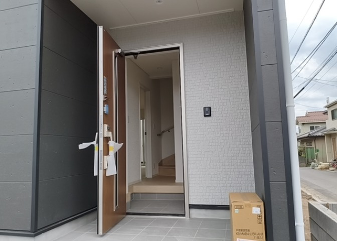 敷地内には、散水栓や立水栓があります。水道水を直接利用できるため、水を運ぶ手間を省くことが出来ます。大量の水を必要とする洗車作業や清掃などに役立ちます。その他設備とあわせて、現地でご確認ください。