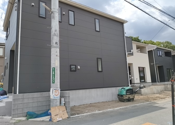 現地に行くなら、物件の周囲の地形がどうなっているかを見ることも大切です。周辺より低くなっている土地では、大雨などで水が集まりやすいため、地盤が弱くなっているということも考えられるため、注意が必要です。