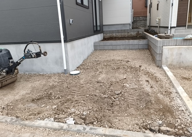 道幅が広い場所は日当たりや風通が良好です。幅が広いのですれ違いも可能ですし大きな車でも駐車可能！一方で、大型車が通ることも多くなるため交通量の増加により騒音に繋がります。また土地の値段が高くなります。