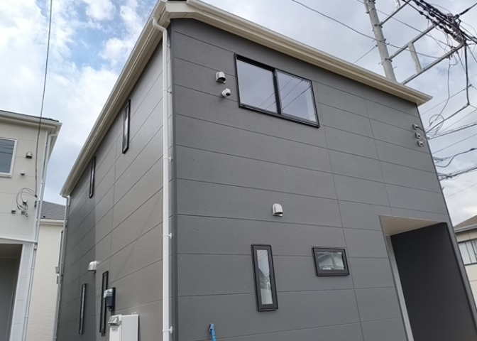 現在は更地となっています。現地をご見学に行く際は、道路の幅や周辺の交通量、施設などをご確認頂くことをおすすめします！ある程度イメージをつけたいという場合は、同売主の施工事例や完成パースもお見せします。