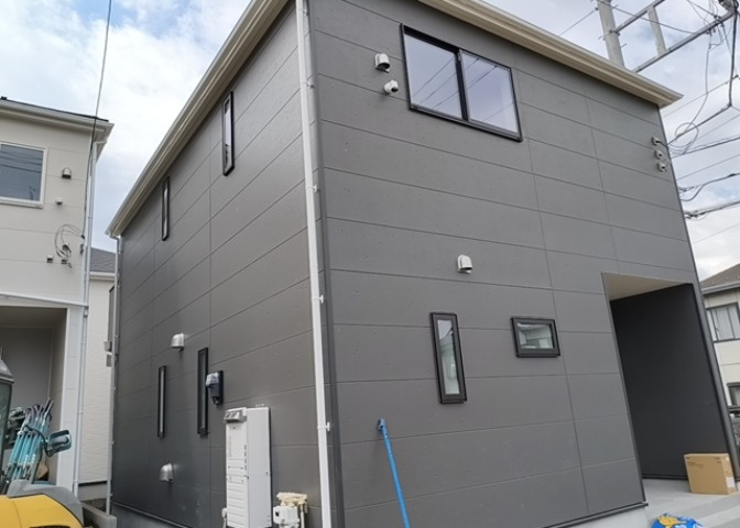 住宅用の土地では前面道路に2m以上接していなければならないと法律で定められています。しかし、お持ちの車のサイズやライフスタイルなどにより、2mでは利便が悪い場合もございますので、事前に確認しましょう。