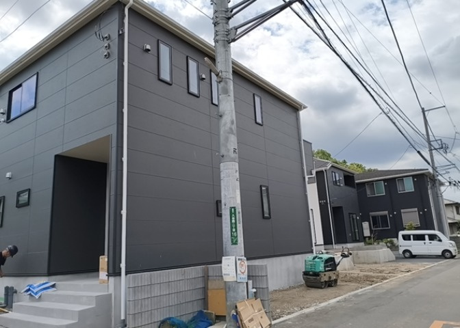 お持ちの車種によっては前面道路が広い方が便利でしょう。しかし、前面道路が広ければその分交通量が多くなるため、騒音などが気になる場合があります。実際に現地を見学し、周辺交通量や騒音などを確認しましょう！