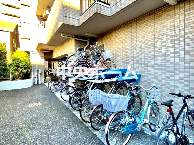 駐輪場。費用負担なしでご利用可能です。空き状況などの詳細は担当スタッフまでお問い合わせください。