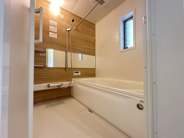 新しいきれいなお風呂で体を温めて一日の疲れを癒してください。