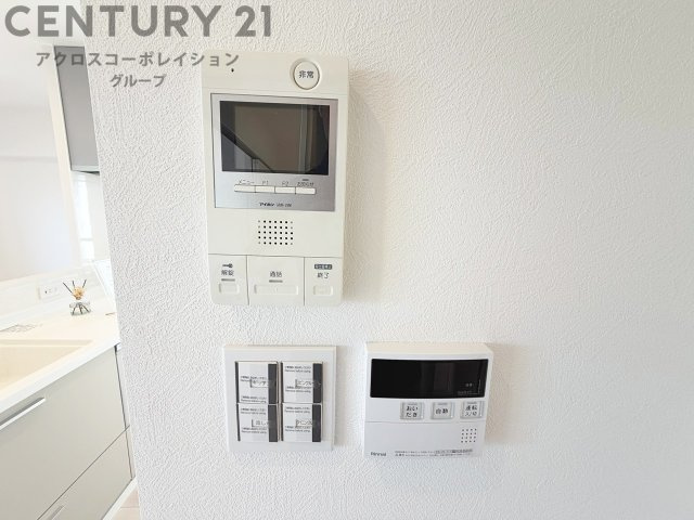 訪問者が来たときにテレビ画面で確認できるため、安心してドアを開けられます。録画機能があるものもあり、留守中に来訪者を記録しておくことができます。利便性が高く、セキュリティ面でも安心です。