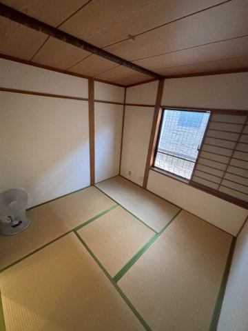 和の趣を演出する化粧梁の和室