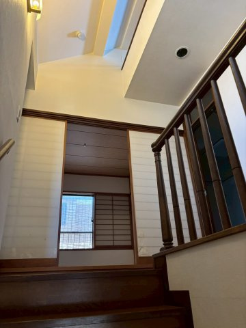 階段を上がるとモダンな和室と吹き抜け、ロフトが広がり開放感があります