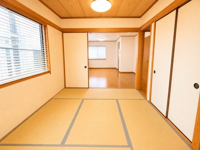 和室には押入収納が設けられており、布団や座布団、季節用品などをすっきり収納できます。奥行きのある収納スペースは収納力が高く、生活スペースを広く保てるのが魅力です。来客用寝具の保管場所としても便利です。