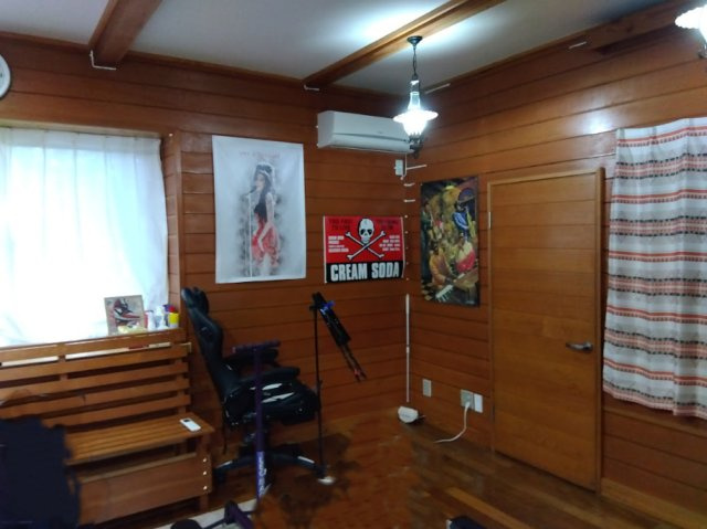 木の温もりが最高な秘密基地間のあるお部屋ですね。