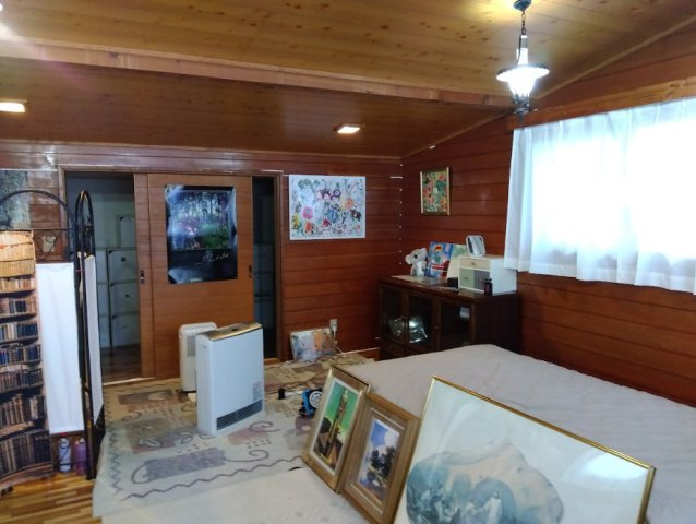 ログハウス調の内装で、リラックスできる居住空間です。