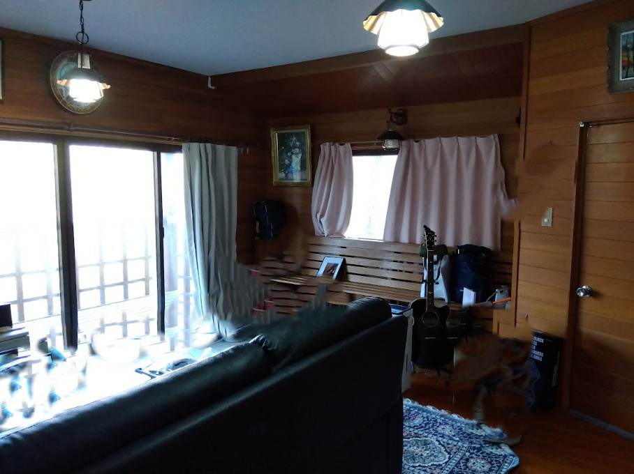 くつろぎや趣味の時間を大切にしているのが伝わってきます。採光が良く、居心地の良い空間です。