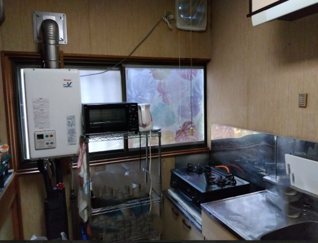限られたスペースを有効活用した、実用的なキッチンとなっています。