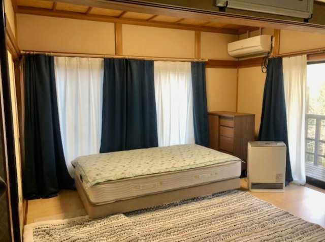 押し入れ完備の広々とした洋室です。ゆったりとした時間が過ごせそうです。