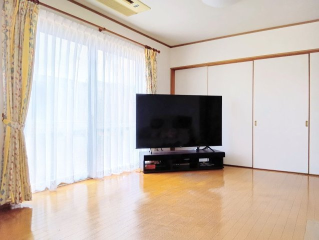 家族が自然とつながるあたたかい床暖房付きのリビング。毎日の暮らしを心地よく包む住まいです。