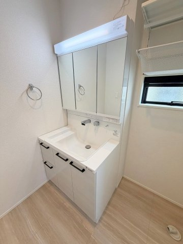 ◆三面鏡付きシャワードレッサーで朝の準備も快適◆
