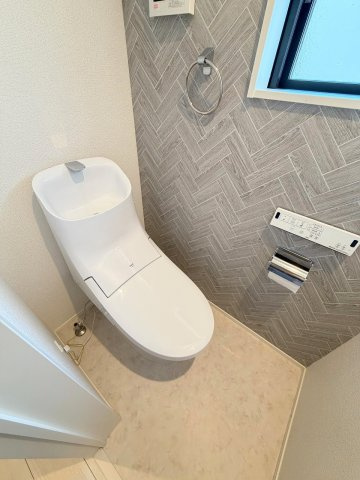 ◆1階のトイレです◆窓付きで換気も出来ます◆