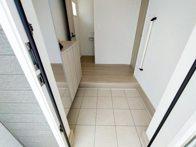 玄関ミラーがありお出かけ前の身だしなみチェックがスムーズに。シューズボックスが付き、お気に入りの靴が増えても安心です。※画像内の家具・小物類等は販売価格に含まれておりません。
