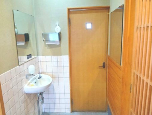 お手洗いの前には余裕のある空間があり、鏡と手洗い場があります！