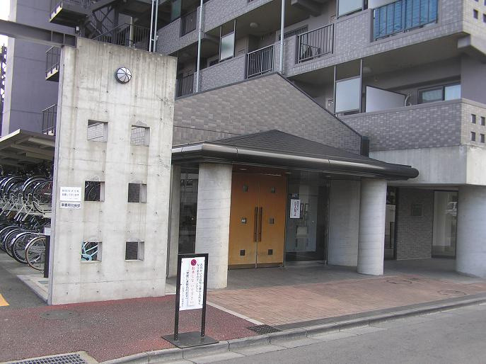マンションの顔となるエントランス。大きな庇が設けられ、ゆったりとしたアプローチで住まいへと迎えてくれます。