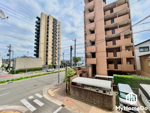 バルコニーから周辺の街並みを見渡せます