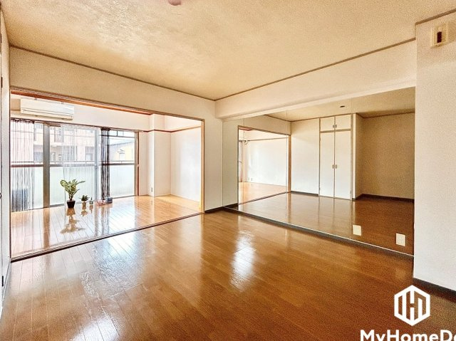 壁一面のミラーが、奥行きと開放感を演出します