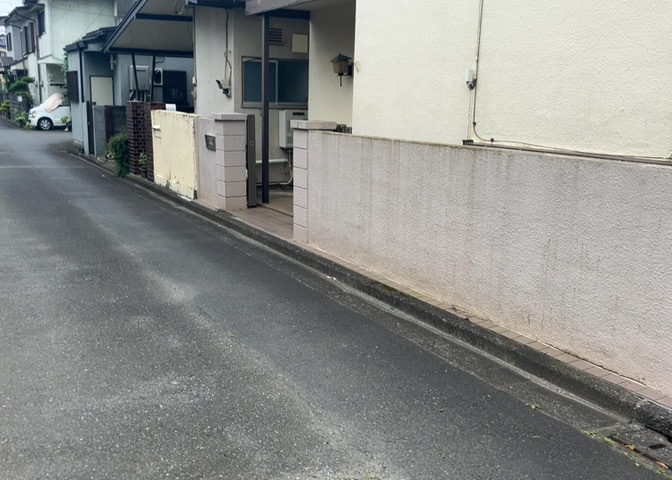 道幅が広い場所は日当たりや風通が良好です。幅が広いのですれ違いも可能ですし大きな車でも駐車可能！一方で、大型車が通ることも多くなるため交通量の増加により騒音に繋がります。また土地の値段が高くなります。