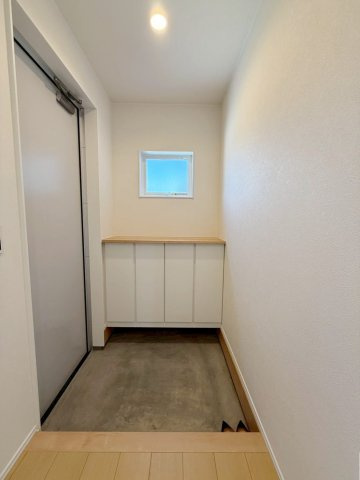 お家の顔となる玄関をいつでもスッキリさせられますね。嬉しいシューズボックス付。