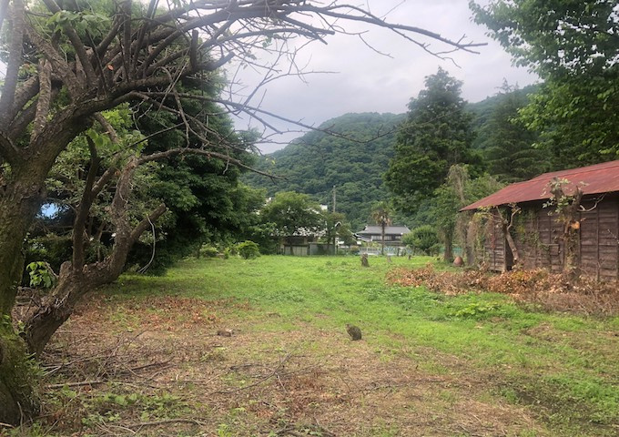 現地に行くなら、物件の周囲の地形がどうなっているかを見ることも大切です。周辺より低くなっている土地では、大雨などで水が集まりやすいため、地盤が弱くなっているということも考えられるため、注意が必要です。