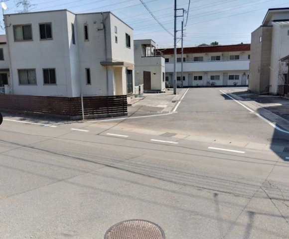 敷地内には、ゆとりある幅を確保した駐車スペ－スを完備しています。前面道路との高低差も少なく、大き目なお車や運転が苦手な方でも安心して出し入れが可能です。暮らしに寄り添った設計です。