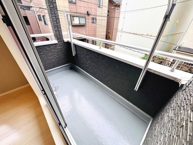 雨風をしのぎやすい2階インナーバルコニー。防水塗装済。