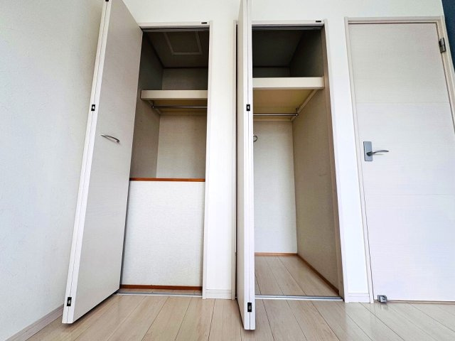 各居室にはハンガーパイプ付枕棚収納を採用。