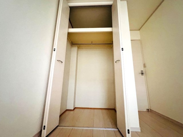 各居室にはハンガーパイプ付枕棚収納を採用。