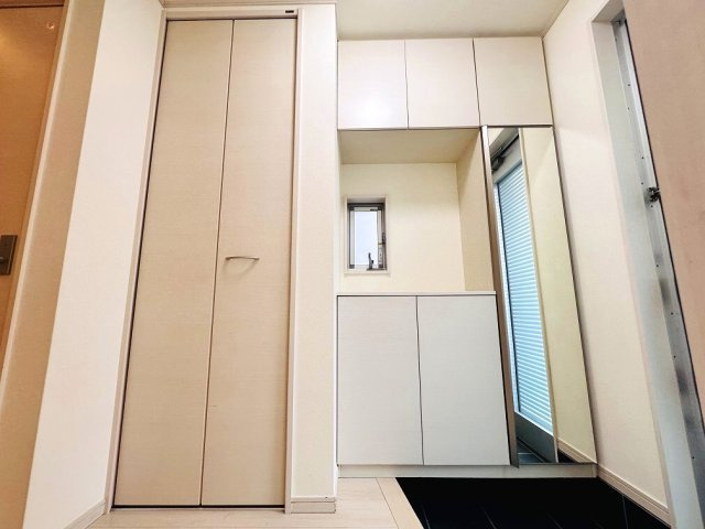 季節の飾り付け等ディスプレイが出来、すぐ持ち出したい物の置場にも重宝するコの字型シューズボックス☆