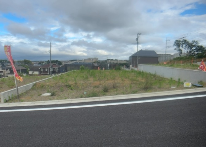 土地の面積＝住宅面積ではありません。建ぺい率の問題などで、土地のある場所によって住宅を建てられる面積は限られています。高さもしかり、「土地」という言葉の中には、建築条件も含まれると考えておきましょう。