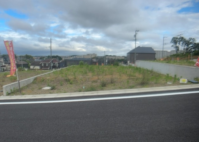 家を建てる場合、方位は要チェックです。現実的に日当たりのよい家ならばリビングは南側、建築基準法でも北側に当たる家への配慮は求められています。土地を見学に行く際は、方位磁針を持って行くようにしましょう。