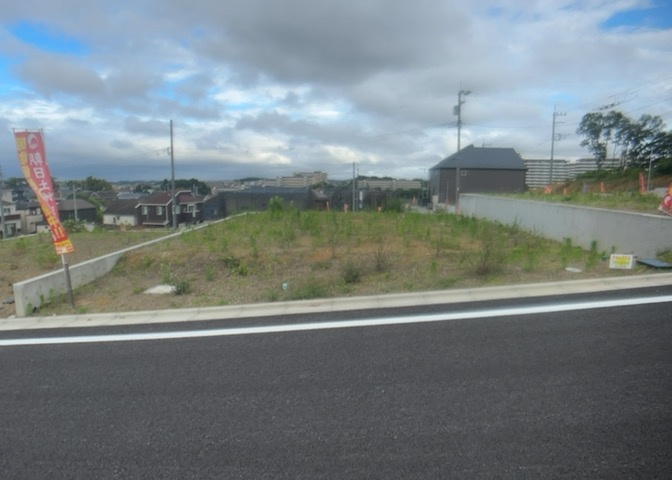 土地を買う際、住む地域の自治体や福祉の補助制度にも注目してみましょう。子供や老人の医療補助やゴミ出しのルールなど、自治体によってルールに大きな違いがあるため、暮らしやすい土地で判断するとよいでしょう。