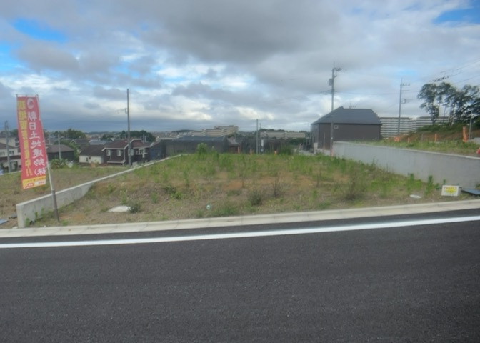 土地の前の道路に消火栓が設置されていることがあります。この場合、道路交通法第45条第1項により、駐車禁止の場所が指定されています。そのため、車庫などの駐車スペースをつくることができない場合があります。