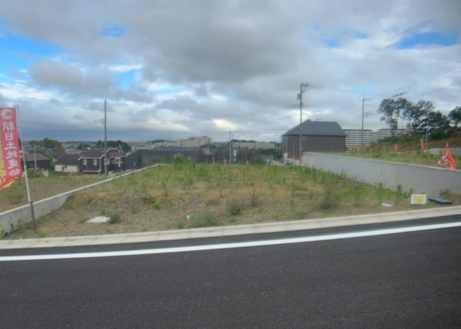 現地に行くなら、物件の周囲の地形がどうなっているかを見ることも大切です。周辺より低くなっている土地では、大雨などで水が集まりやすいため、地盤が弱くなっているということも考えられるため、注意が必要です。